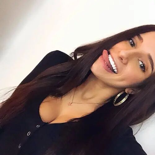 Customer wearing dark brown #2 hair extensions