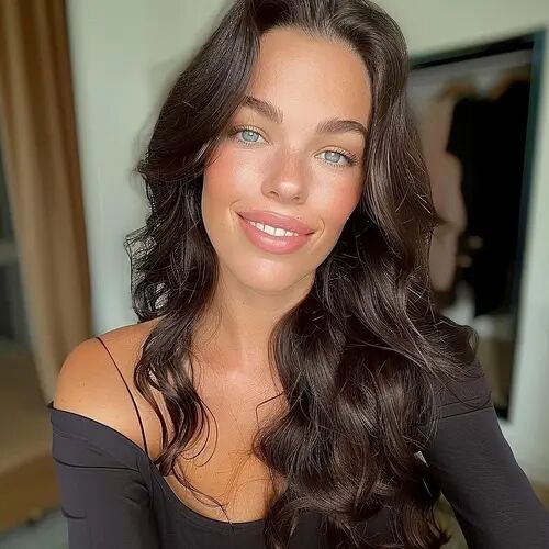 Customer wearing dark brown #2 hair extensions