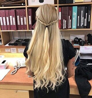 Customer wearing bleach blonde #613 hair extensions