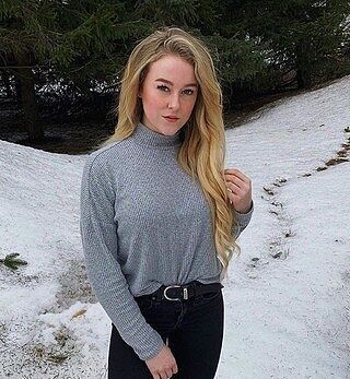 Customer wearing bleach blonde #613 hair extensions