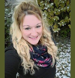 Customer wearing bleach blonde #613 hair extensions