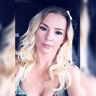Customer wearing bleach blonde #613 hair extensions