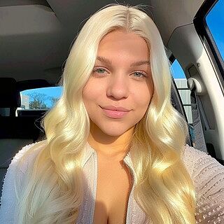 Customer wearing bleach blonde #613 hair extensions